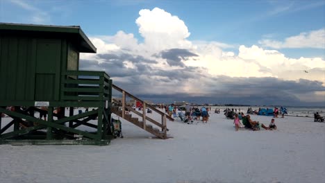 Zeitraffer-Ziehen-Sturmwolken-Am-Siesta-Beach-In-Florida-Heran,-Epischer,-Filmischer-Strand