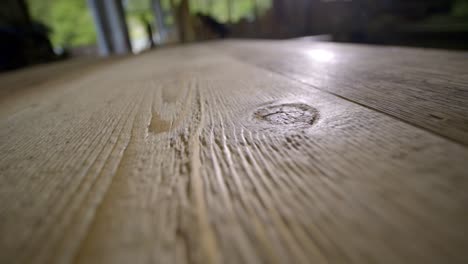Natürliche-Holzmaserung-Auf-Schnittholztischlerei-Arbeitsplatz-Pull-Shot