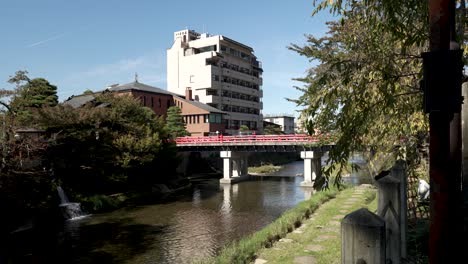 Ruhiges-Wasser-Des-Miyagawa-Flusses-Unter-Der-Nakabashi-Brücke-In-Takayama