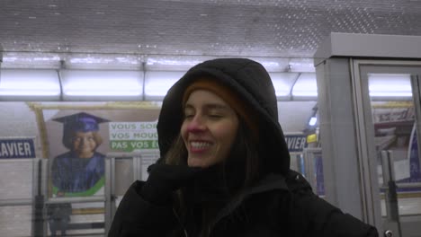 Porträt-Einer-Lächelnden-Frau,-Während-Sie-Am-Bahnsteig-Der-U-Bahn-In-Paris-Auf-Die-U-Bahn-Wartet