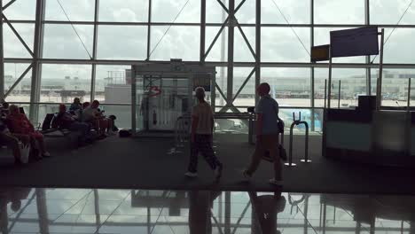 Passagiere,-Die-Am-Abfluggate-Des-Flughafens-Brüssel-In-Belgien-Auf-Ihren-Flug-Warten