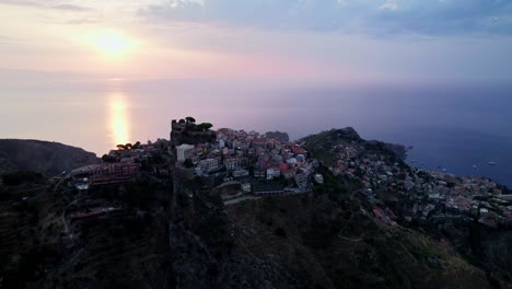 Bei-Sonnenuntergang-Mit-Einer-Drohne-über-Die-Kleine-Stadt-Castelmola-Fliegen,-Die-In-Der-Nähe-Von-Taormina-Liegt