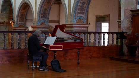 Musiker-Spielt-Klavier-Im-Kirchenchor-Mit-Blau-Gestrichenen-Wänden
