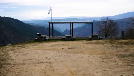 Ein-Lampa-Aussichtspunkt-Und-Eine-Galizische-Flagge-Am-Rand-Der-Klippe-Und-Am-Ende-Des-Feldweges