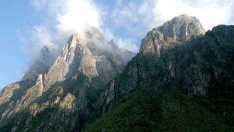 Atemberaubende-Aufnahme-Von-Bergen-Mit-Darüber-Schwebenden-Wolken-In-Den-Italienischen-Alpen-Von-Agordo