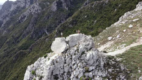 Panorama-Luftaufnahme-Eines-Mannes,-Der-Auf-Einem-Hügel-Am-Bovilla-Stausee-Mit-Blick-Auf-Den-Bovilla-See,-Albanien,-Europa-Steht
