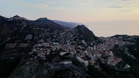 Luftaufnahmen-Mit-Einer-Drohne-über-Der-Stadt-Taormina-Bei-Sonnenuntergang