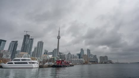 Zeitrafferansicht-Der-Skyline-Von-Toronto-Vom-Wasser-Aus-Mit-Dem-CN-Tower-Und-Bewölktem-Himmel