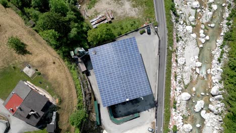 Drohnenaufnahme-Von-Oben-Bis-Unten-Auf-Einem-Dach,-Das-Mit-Photovoltaik-Solarpanel-Technologie-Bedeckt-Ist