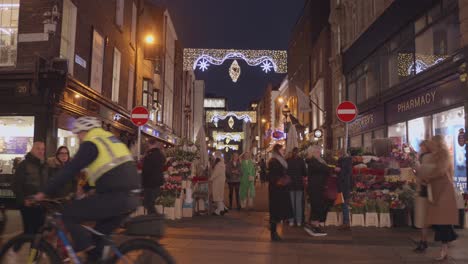 Belebte-Straße-In-Dublin-Bei-Nacht-Während-Der-Weihnachtszeit-In-Irland