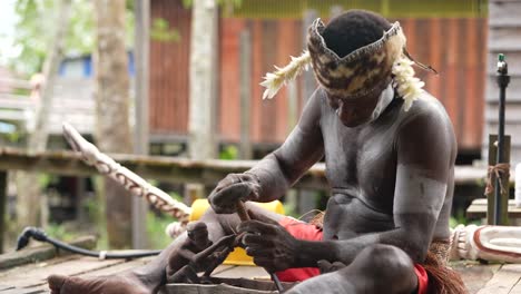 Die-Hauptbeschäftigung-Des-Papuanischen-Asmat-Volkes-Ist-Das-Schnitzen-Und-Die-Herstellung-Typischer-Papuanischer-Holzschnitzereien