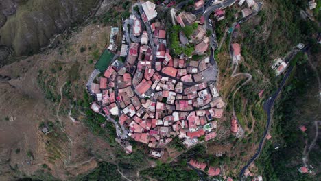 Draufsicht-Mit-Einer-Drohne-über-Die-Altstadt-Von-Castelmola,-Die-Auf-Einem-Hügel-In-Der-Nähe-Von-Taormina-Liegt