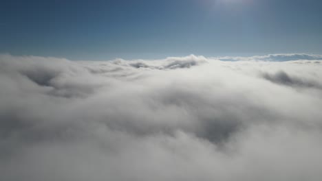 Vista-De-Drones-A-Través-Del-Cielo-Nublado,-Hermosa-Vista-En-El-Cielo-Esponjoso