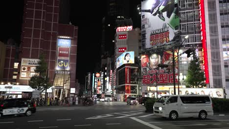 Ciudad-De-Shinjuku-Con-Animada-Vida-Nocturna,-Vallas-Publicitarias-Y-Luces-De-Neón.