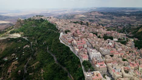 Drone-Volando-Sobre-El-Casco-Antiguo-De-Enna-En-Sicilia,-Que-Se-Encuentra-En-La-Cima-De-Una-Montaña
