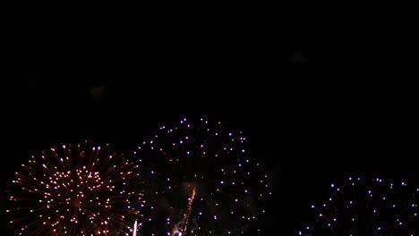 Internationales-Feuerwerksfestival,-Das-Pyrotechnische-Vorführungen-Bunter-Lichter-Zeigt,-Die-In-Der-Dunklen,-Kalten-Nacht-An-Einem-Strand-In-Einem-Beliebten-Touristenziel-In-Südostasien-Platzen