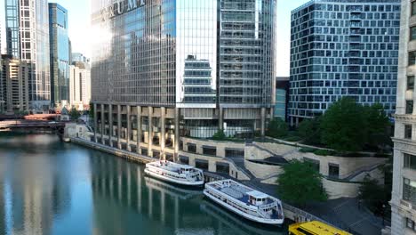 Chicago-River-with-downtown-loop-and-Trump-Tower