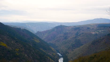 Da-lampa-view-point-in-Ribeira-sacra-Canyon-with-pockets-of-yellow-foliage