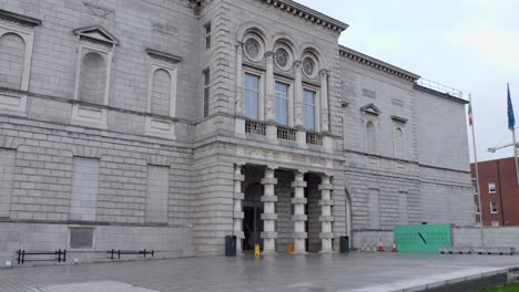 Close-up-of-the-National-Gallery-of-Ireland-building-in-Dublin-city