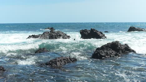 Kleine-Meereswellen-Plätschern-In-Felsen-An-Der-Küste-Teneriffas