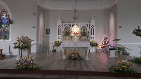 Altar-In-Einer-Ländlichen-Katholischen-Kirche-In-Irland,-Geschmückt-Mit-Blumen-Für-Einen-Besonderen-Anlass