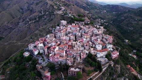 Bei-Sonnenuntergang-Mit-Einer-Drohne-über-Die-Kleine-Stadt-Castelmola-Fliegen,-Die-In-Der-Nähe-Von-Taormina-Liegt