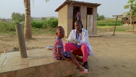 Doctora-Vacunando-A-Un-Niño-Pequeño-Y-Protegiéndolo-Contra-La-Malaria