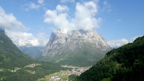 Atemberaubende-Hohe-Berge-Mit-Wolken-In-Den-Italienischen-Alpen-Von-Agordo