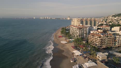 Paisaje-Panorámico-Aéreo-De-Puerto-Vallarta-Resort-Mexicano-Ciudad-De-Playa-Horizonte-Costa-Del-Océano-Pacífico,-Vista-De-Drones