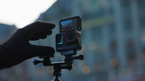 Verwenden-Sie-Die-Action-Kamera-Insta360-Ace-Pro,-Um-Ein-Video-Selfie-Im-Freien-Mit-Stadthintergrund-Aufzunehmen
