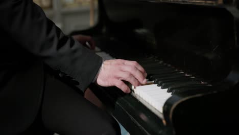 Pianist-Spielt-Während-Eines-Konzerts-Klavier