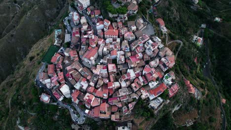 Draufsicht-Mit-Einer-Drohne-über-Die-Altstadt-Von-Castelmola,-Die-Auf-Einem-Hügel-In-Der-Nähe-Von-Taormina-Liegt