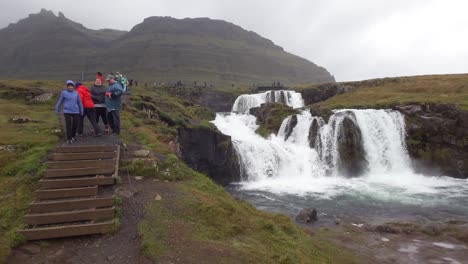 Tourists-On-The-Scenic-Kirkjufellsfossar-In-Grundarfjörður,-Iceland---Wide-Shot