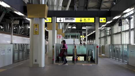 Los-Viajeros-Atraviesan-El-Andén-De-La-Estación-Toyama-De-Trenes-Bala-En-Japón.