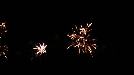 Pyrotechnische-Darbietung-Explodiert-Gleichzeitig-Am-Nachthimmel-An-Einem-Strand-Eines-Touristenziels-In-Südostasien-Für-Ein-Internationales-Feuerwerk
