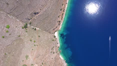 Orbiting-drone-shot-of-Agriosiko-Beach,-a-secret-travel-destination-located-in-Kefalonia,-a-part-of-the-Ionian-islands-off-the-coast-of-Greece