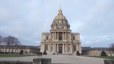 Wide-shot-of-The-Dôme-des-Invalides,-exterior-view-of-building-on-cloudy-day-in-Paris