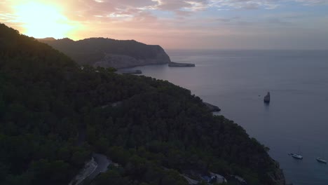 Ibiza-Berg-Sonnenuntergang-Bunte-Benirras-Bay-Insel