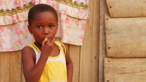 Cerca-De-Niños-Negros-Africanos-Comiendo-En-Una-Pequeña-Y-Remota-Aldea-Rural-De-Ghana,-África,-Retrato-De-Niños