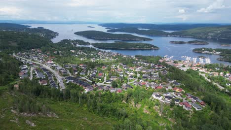 Oslofjord,-Pueblo-De-Saetre-Y-Pequeñas-Islas-Verdes-En-Vestfold-Y-Telemark,-Noruega---Círculos-Aéreos-4k