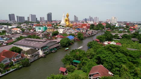 Riesige-Goldene-Buddha-Statue-Im-Wat-Paknam-Phasi-Charoen-In-Bangkok,-Thailand