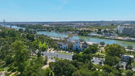 Luftaufnahme-Des-Gebäudes-Des-Professionellen-Tanzkonservatoriums-In-Sevilla-Am-Fluss-Guadalquivir-In-Spanien