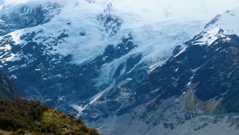Eiskaskade:-Faszinierende-Aufnahmen-Zeigen-Das-Fallende-Gletschereis-In-Einem-Atemberaubenden-Schauspiel-Natürlicher-Schönheit