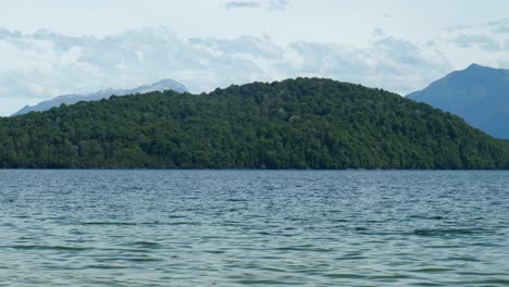 Landschaftliche-Schönheit:-Insel-Am-Manapouri-See,-Umrahmt-Von-Majestätischen-Bergen