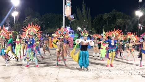 Zeitlupenaufnahme-Von-Tänzern-In-Der-Innenstadt-Von-Merida,-Yucatan,-Mexiko-Bei-Nacht