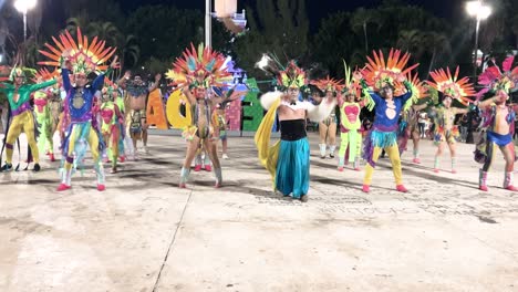Zeitlupenaufnahme-Von-Tänzern-In-Der-Innenstadt-Von-Merida,-Yucatan,-Mexiko