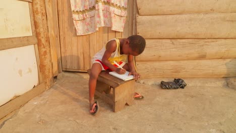 Afrika-Armes-Dorf-Weibliches-Kind,-Das-Zu-Hause-Lernt,-Das-Bildungssystem-Und-Die-Schule-In-Unentwickelten-Afrikanischen-Ländern-Schreibt