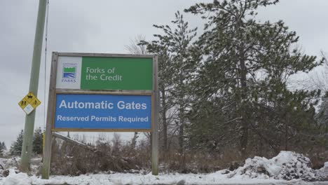 Gente-Del-Parque-Provincial-De-Crédito,-Parques-De-Ontario-Durante-El-Invierno
