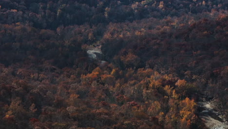Lee-Creek-River-Durch-Den-Wald-Im-Herbst-In-Arkansas,-USA