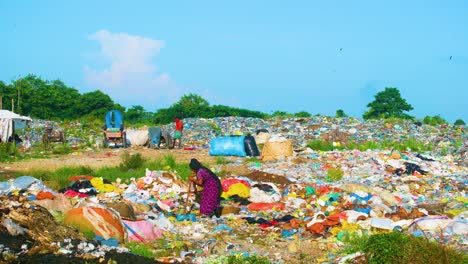 Arbeiterinnen-Suchen-Auf-Der-Mülldeponie-Nach-Kleidung,-Stapeln-Müll-Und-Sortieren-Müll